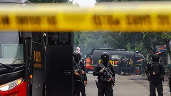 Endonezya’da polis karakoluna saldırı