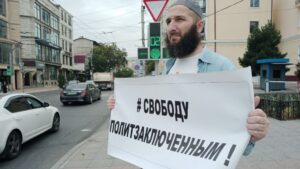 Rusların tutukladığı gazeteci Abdulmumin Hacıyev için tek kişilik eylem