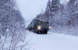 Putin, Rusya’da “Sarmat füze sisteminin yeni bir ağır füzeye sahip