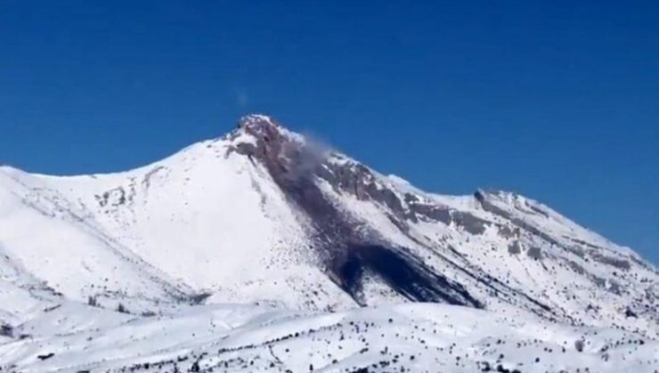 Kahramanmaraş’ta deprem sonrası dağ yanmaya başladı