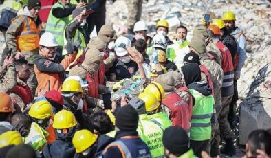 Depremin 128. saatinde baba ile bebeği sağ kurtarıldı