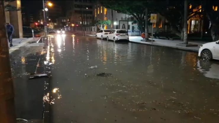 İskenderun’da deniz taştı, sokaklar su içinde kaldı
