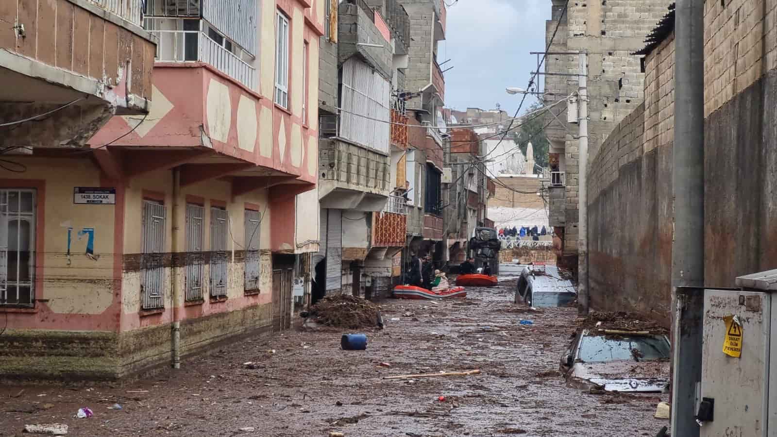 Dün itibariyle Şanlıurfa genelinde etkili olan sağanak nedeniyle bazı cadde