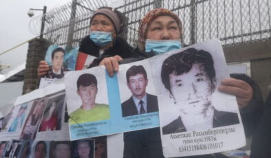 Tokayev’in Çinliler ile görüştüğü gün Doğu Türkistan’daki akrabalarını soran Kazaklar tutuklandı