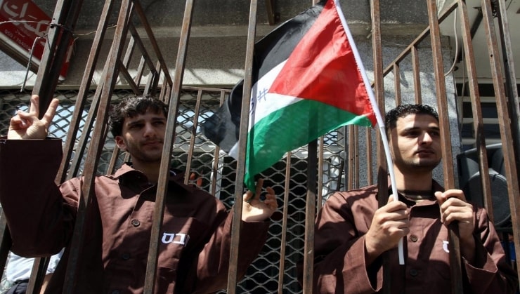 Esirlerin sıkıntılarının bayramı aileleriyle birlikte geçirememekle sınırlı kalmadığına işaret edilen