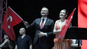 Tepkilere rağmen Melek Davarcı(Mosso)’ya konser verdiren belediye başkanı istifa etti