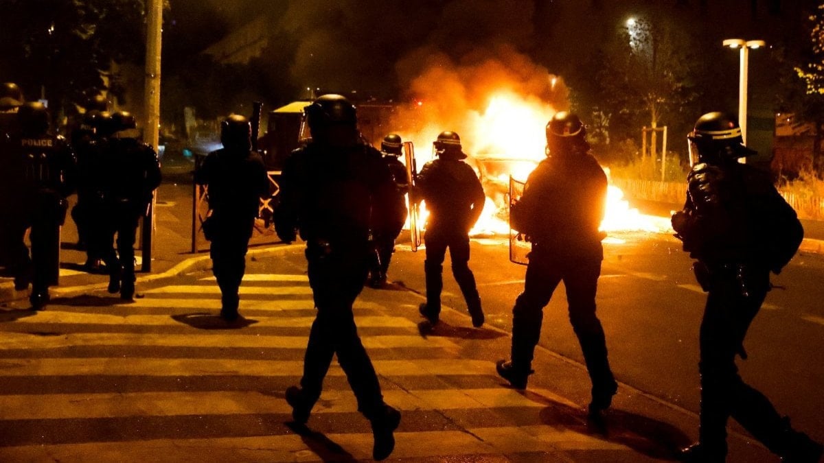 Fransa'da Müslüman gencin polis tarafından öldürülmesi ile başlayan olaylar büyüyor