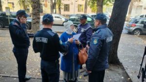 Bir gün önce, polis onu evin yakınında gözaltına aldı. Mevcut