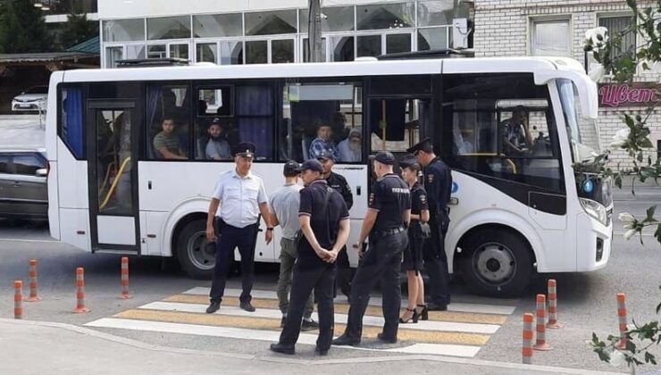 Gözaltına alınan Kırım Tatarlar için bekleyen 23 kişi gözaltına alındı