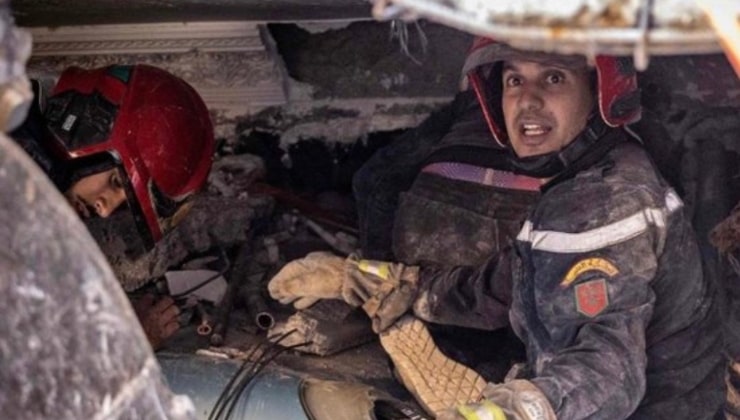 Üst üste ikinci gün boyunca, depremden etkilenen bölgelerde, özellikle dağlık