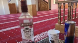 İstanbul’da kaydedilen bir fotoğrafta bir şahsın, cami içerisinde alkol aldığı