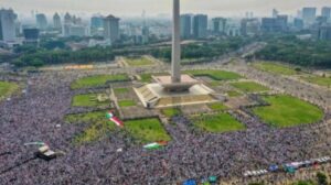 Endonezya Halk Koalisyonu’nun Filistin’e Destek çağrısıyla düzenlenen gösteriye katılanlar, Gazze