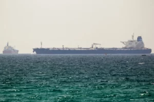 Yemen’de Aden açıklarında siyonistlere ait bir gemiye daha el konuldu