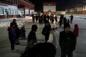 Doğu Türkistan’da meydana gelen 7.1 şiddetindeki deprem nedeniyle binlerce kişi sokakta kalıyor