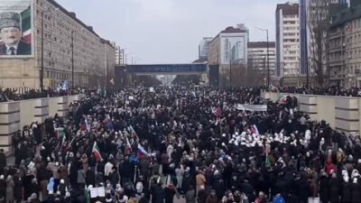 Çeçenistan’da 150 bin kişinin katıldığı Putin’e destek gösterisi Çeçen yetkililer, Grozni'de Pazar günü,