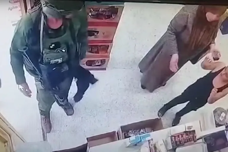 Batı Şeria'nın El Halil kentinin merkezindeki Cabir mahallesinde bir dükkânın