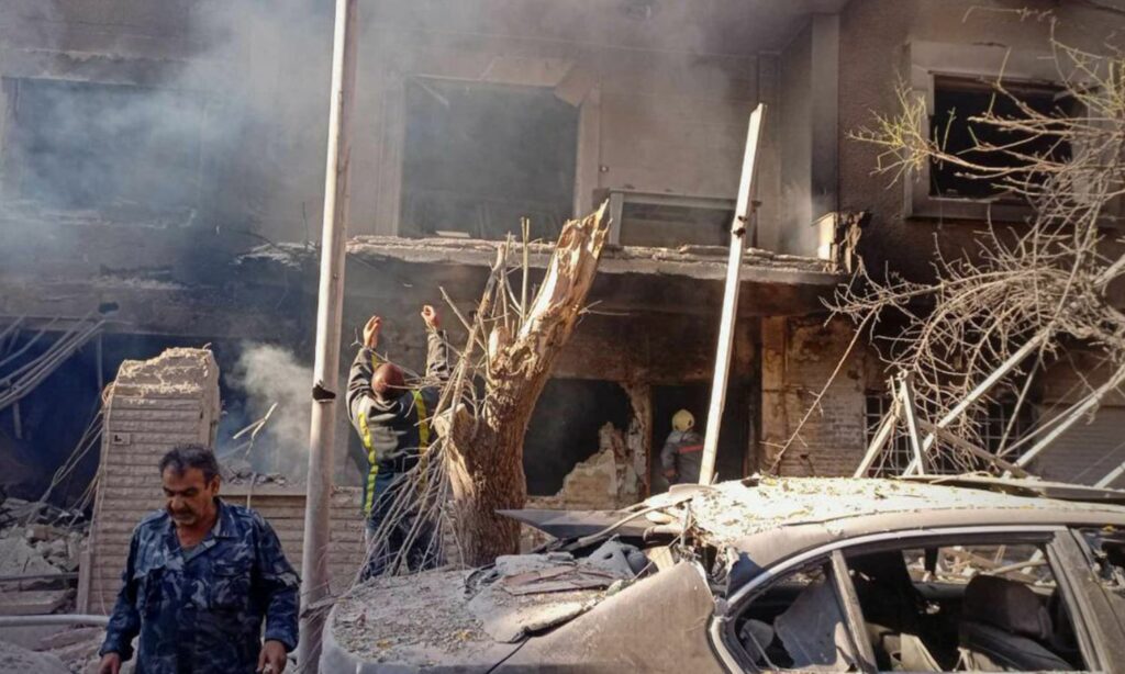 İşgalci israil savaş uçakları Suriye'nin başkenti Şam'daki Mezzeh bölgesini ikinci