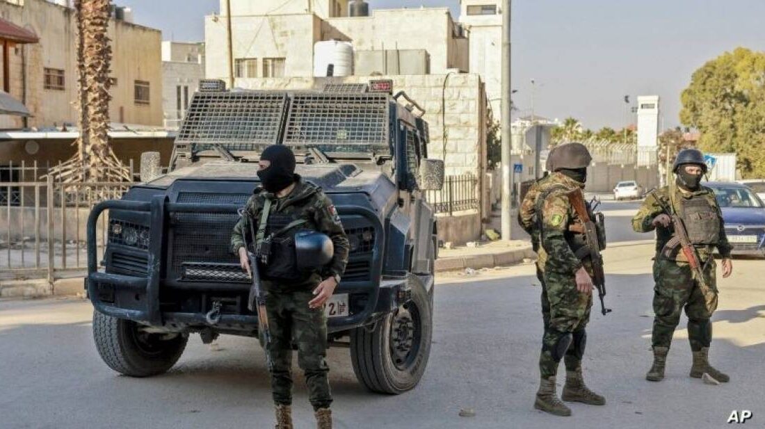 Filistin'de Mahmud Abbas yönetimi Cenin mülteci kampında Filistinli direniş gruplarına