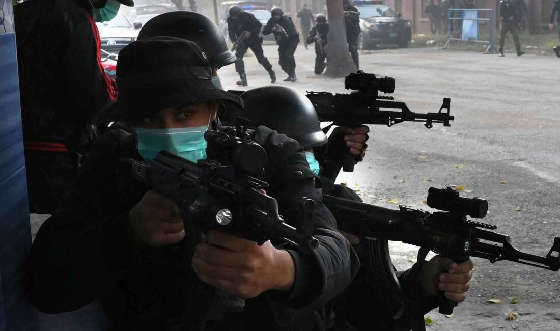 Pakistan’da askeri üsse bombalı saldırı Pakistan polisi Salı günü ülkenin kuzeybatısındaki bir paramiliter üsse düzenlenen