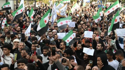 Binlerce Suriyeli, Cumhurbaşkanı Ahmed el-Şaraa'nın çağrısına cevap vererek, devrik Beşar