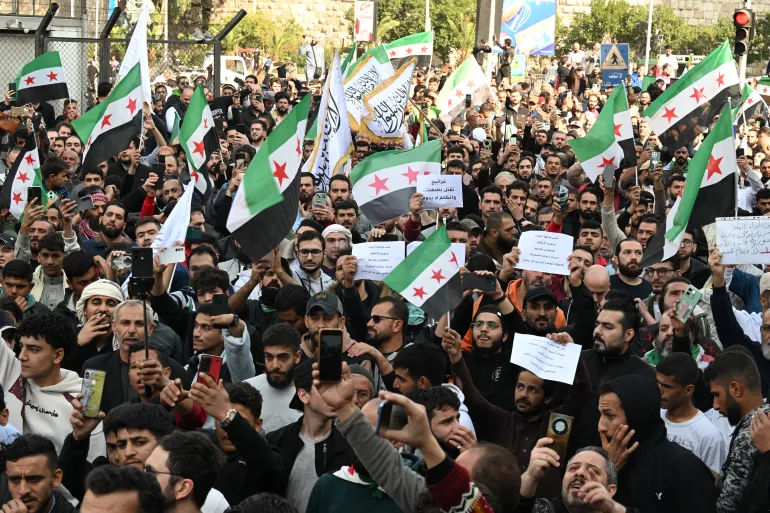Binlerce Suriyeli, Cumhurbaşkanı Ahmed el-Şaraa'nın çağrısına cevap vererek, devrik Beşar