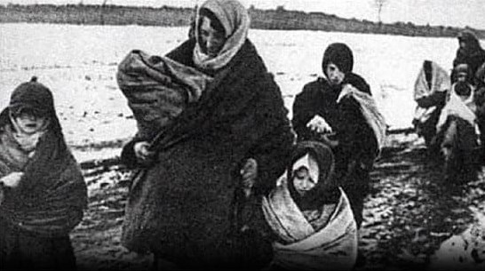 Karaçay-Çerkesya sakinleri sürgün kurbanlarını anıyor Karaçay-Çerkesya'da bugün, Stalin'in Karaçay halkını sürgüne gönderilmesinin 82. yıldönümünde sürgün