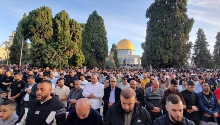 İşgalin getirdiği kısıtlamalara rağmen 140 bin kişi El-Aksa Camii’nde Kurban Bayramı namazını kıldı