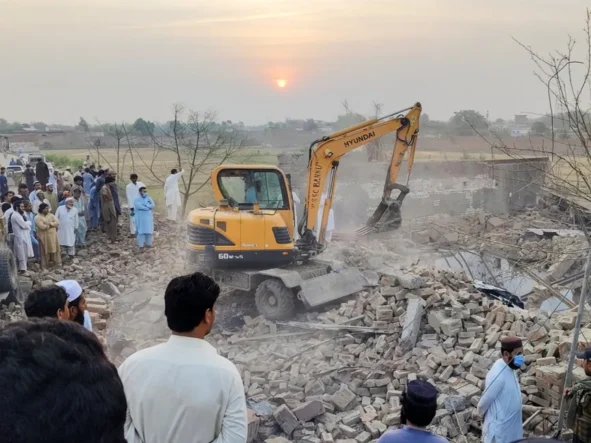 Pakistan’ın kuzeybatısındaki bir kontrol noktasına düzenlenen bombalı araç saldırısında 12 kişi öldü