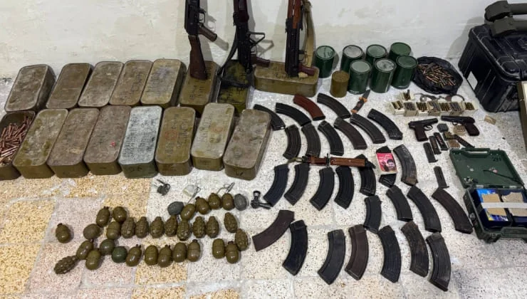 Suriye İçişleri Bakanlığı, “Hizbullah”a ait bir terör hücresini çökertti ve gelişmiş silahlar ele geçirdi